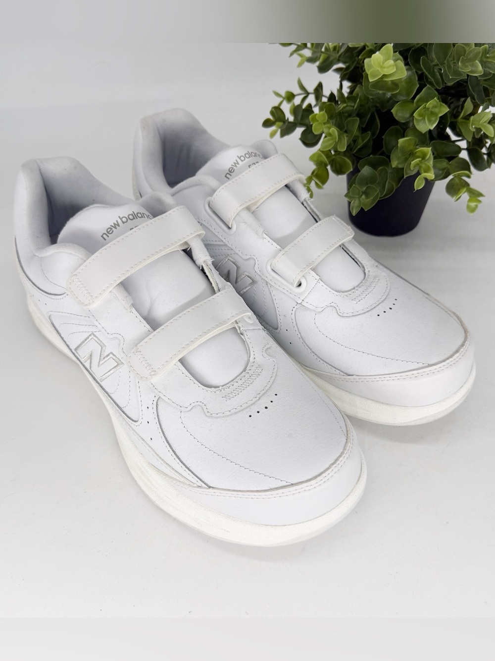 New Balance Mens White Leather Hook and Loop Walking Shoes Sneakers Size 11.5